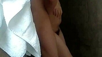 Siempre Hay Tiempo Para Una Ducha Con Esa Chica Joven