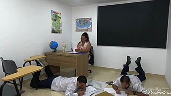 Trojka na univerzitě s učitelkou Roxana Caputo zahrnuje divoké cucání od Daniclarkoficial