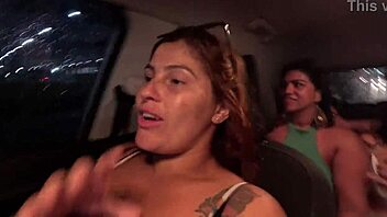 Aprontando Em Público Na Praia Grande, Quem Vai Me Dar O Cu?