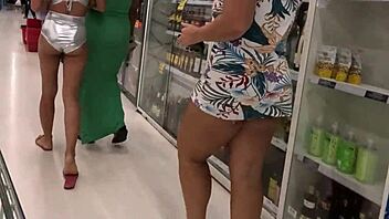 Aprontando Em Público Na Praia Grande, Quem Vai Me Dar O Cu?