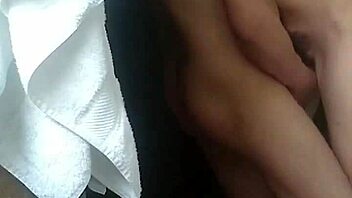 Siempre Hay Tiempo Para Una Ducha Con Esa Chica Joven