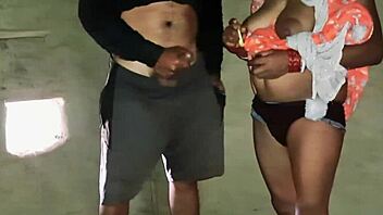 हे, इस सेक्सी बंगाली लड़की को टॉयज से स्क्वर्ट करते देखना चाहते हो?