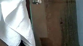 Siempre Hay Tiempo Para Una Ducha Con Esa Chica Joven