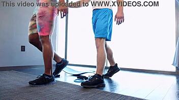 Treningskammerater erter svedige pikke i hedt leg