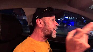 Aprontando Em Público Na Praia Grande, Quem Vai Me Dar O Cu?