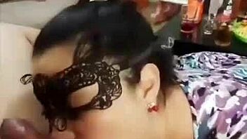 Mamada con antifaz 6