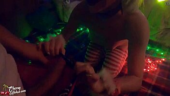 Χριστουγεννιάτικη MILF βρώμικη πίπα και ανάποδο anal γαμήσι με κρεμαστί κοντινό