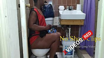 REAL LARGE EBONY ASS on This Amateur MILF, Damn Hot!