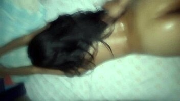 Dándole duro a una morena mexicana aceitada en la casa