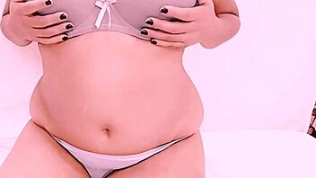 Indian Desi Bhabhi Shows Big Boobs