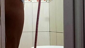 Padastro vendo intiada tomar banho eli estava espiando ela se masturbar e acabou fodendo seu cu
