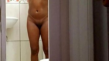 Padastro vendo intiada tomar banho eli estava espiando ela se masturbar e acabou fodendo seu cu