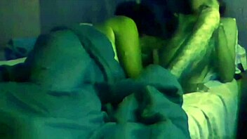 Madura petera e infiel necesita sentirse puta y se acaba montando pija con un dedo el culo