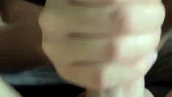 Žena da domači oral in pogoltne spermo