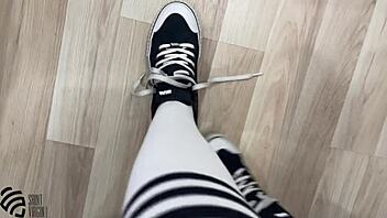 Diversão com fetiche de pés em sapatilhas e meias