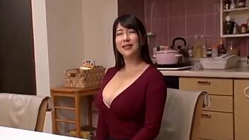 Milf Jepang ngintip diam-diam sambil dia tidur nyenyak.