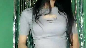 한국 여자가 웹캠 라이브에서 섹시 댄스 공연