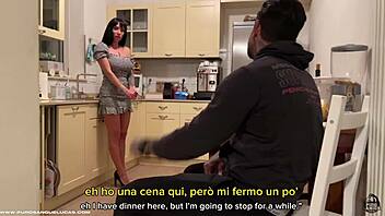 Чукам заварена си леля Giulia Diamond докато мъжът й е на работа