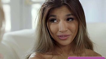 Asiatiske 18+ Clara Trinity forført af busty blonde MILF Kendra James til lesbisk leg.