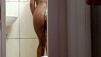 Padastro vendo intiada tomar banho eli estava espiando ela se masturbar e acabou fodendo seu cu