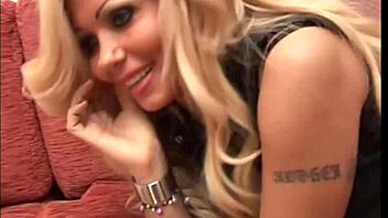 Italian Blonde Milf Shines in Guardone 07 Casting