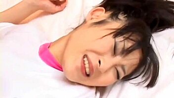 小柄アジアン美女18+がマンコを激しくバンされてワイルドグループアクション