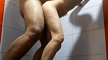 नोरा मिल्फ पर स्पाई करके मैं हार्ड हो गया, बाथरूम में उसे बांग करने से रोक नहीं सका!