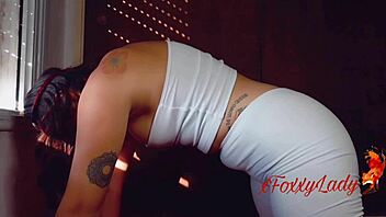 Pov la profe de yoga nota la erección de su alumno en clase y terminan masturbándose juntos, ¿increíble no?