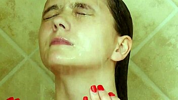 Model brunette cantik segar di kamar mandi