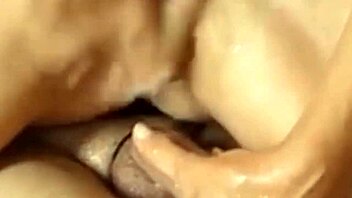 labios hinchados del coño expulsando chorros