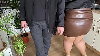 요, 시어머니 털 보지 유리잔 소변에 적시는 거 보고 싶어?