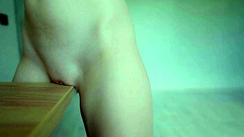 Trenie o stôl a končenie v džínsoch s tangami na sebe a dole