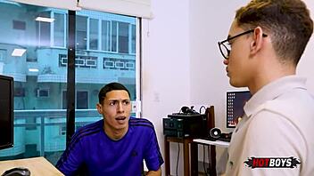 بيروكودو يضرب بقوة في طيز هاوي راغب