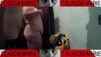 As� es como le gusta que le coman el coño a la gorda antes de cenar para ponerse bien caldosa y correrse en la cara de su amigo gay