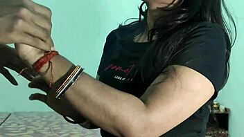 Vraie desi jija-sali reçoit une creampie dans une baise de chatte serrée