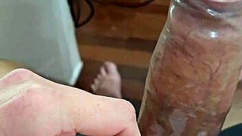 Prøver å få kondom på tjukk kuk