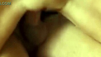 labios hinchados del coño expulsando chorros