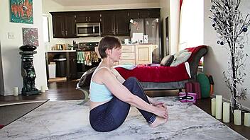 yoga lesson 356 with brunette mature girlfriend 🧘