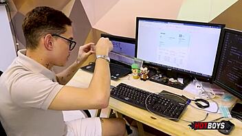 بيروكودو يضرب بقوة في طيز هاوي راغب