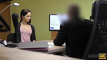 लोन4के एजेंट टेस्ट कर रहा है टाइट टीन 18+ की गैंड। उसे कैश चाहिए था जल्दी इस वाइल्ड राइड के लिए!