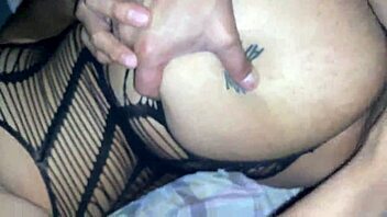 this rica morena spreads her legs for me