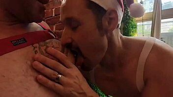 Amigo secreto de c� � r�la suruba bareback com papai noel