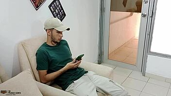 Encuentro a mi cachondo hijastro masturbándose y le ayudo -historia completa.