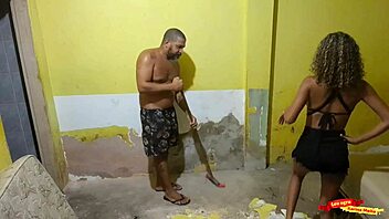 Seduzir O Pedreiro Que Meu Marido Contratou Para Fazer A Obra Aqui De Casa Até Ele Me Comer