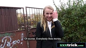 Хей, вярваш ли, че тази сладка руска репортерка я чукаха публично с дрехи?