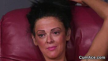 Αηδιαστική είδωλο παίρνει σπέρμα στο πρόσωπο καταπίνοντας κάθε σταγόνα!