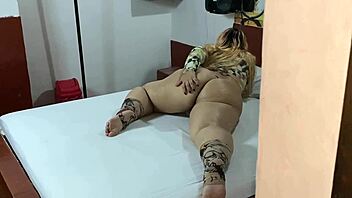 Espié a la culona esposa de mi amigo mientras él va a la tienda