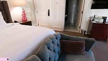 Je suis perdu dans cette histoire d'hôtel classique avec belle-mère. Chaque moment sous la douche avec elle est si brut et réel !