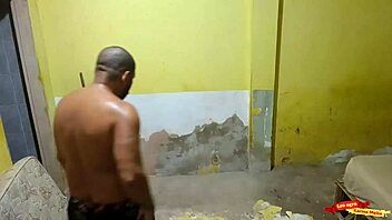 Seduzir O Pedreiro Que Meu Marido Contratou Para Fazer A Obra Aqui De Casa Até Ele Me Comer
