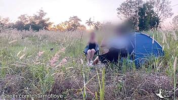 Το κάμπινγκ γίνεται καυτό με σεξ έξω με την όμορφη φίλη μου